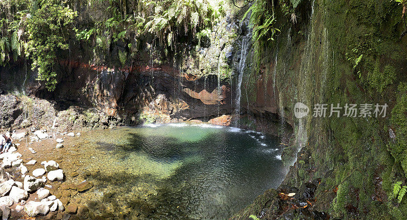 在一个美丽的夏日，马德拉岛Rabaçal和Levada do Risco步道附近山上的Fontes瀑布25号